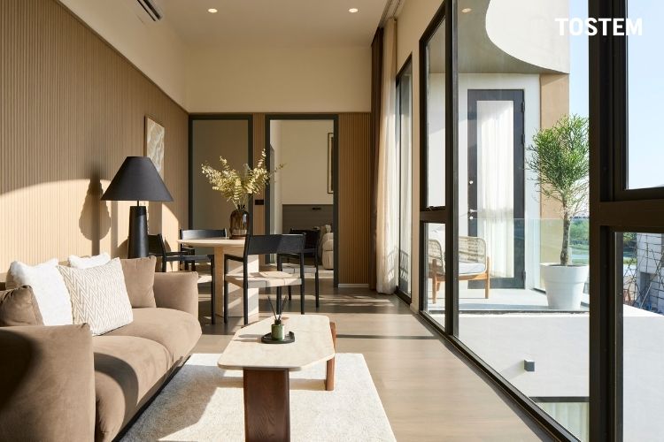 Mẫu cửa đi nhôm phòng khách WE PLUS tối ưu không gian rộng thoáng, đón sáng tự nhiên