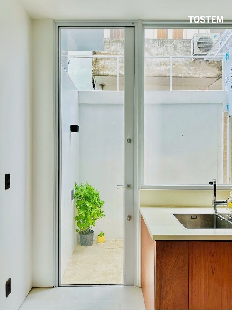 Mẫu thiết kế cửa đi một cánh nhôm kính phòng bếp màu trắng phong cách tối giản
