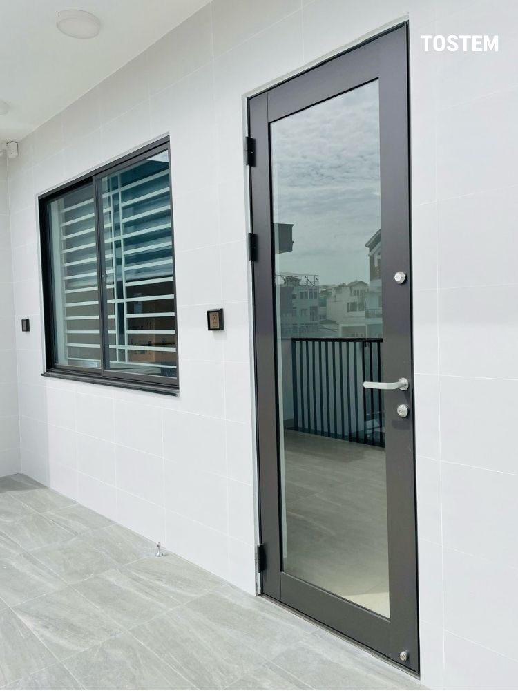 Mẫu cửa đi nhôm kính 1 cánh màu đen hiện đại cho chung cư