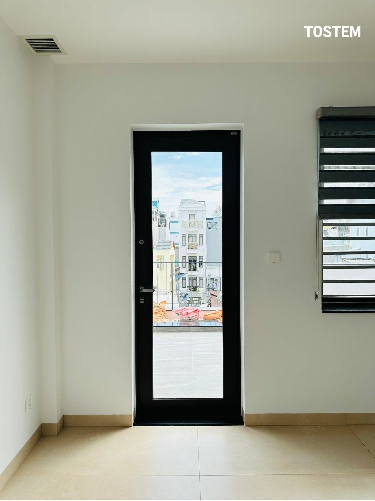 Mẫu cửa đi 1 cánh nhôm kính đẹp ở ban công, giúp đón sáng tự nhiên