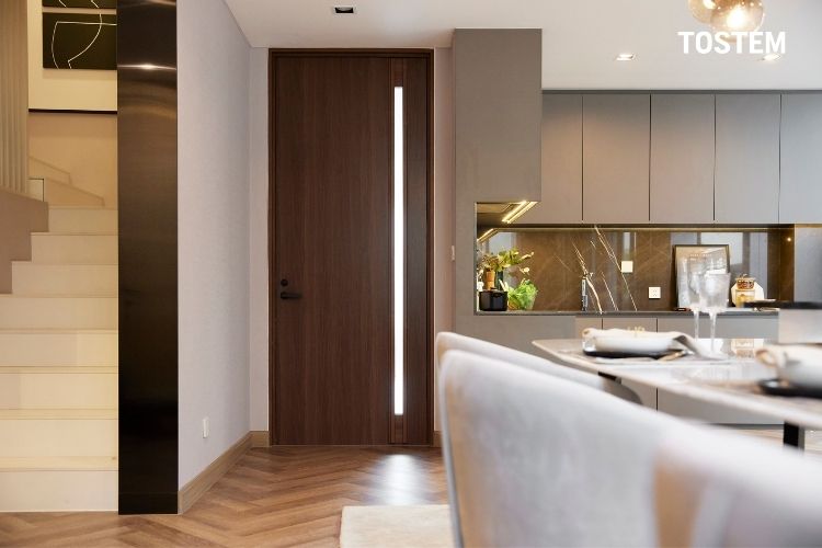 Cửa chính đẹp sử dụng rãnh kính giúp đón sáng tự nhiên nhưng vẫn đảm bảo sự riêng tư