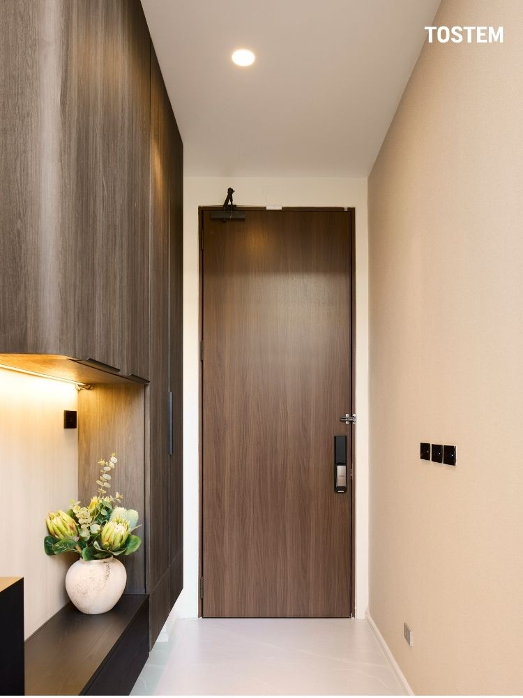 Cửa chính 1 cánh màu nâu vân gỗ đẹp, kín khít và chịu lực tốt đảm bảo an ninh vượt trội