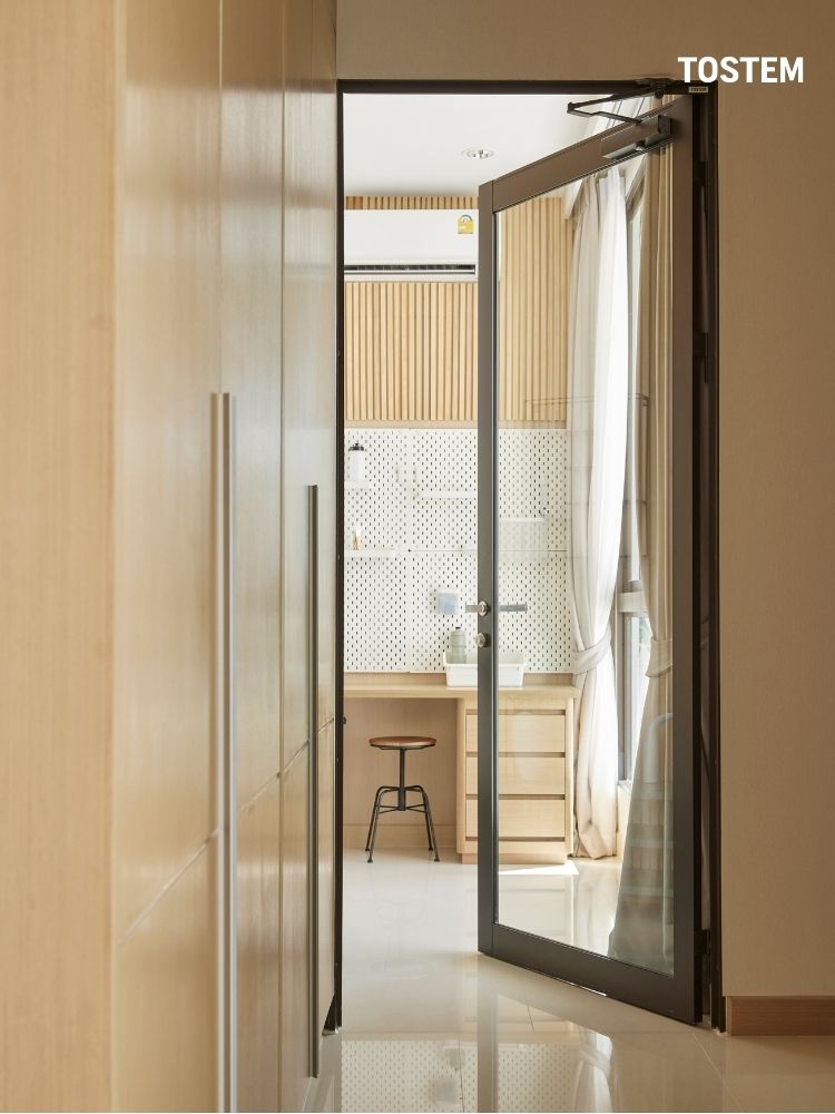 Mẫu cửa đi 1 cánh nhôm kính phòng ngủ đẹp
