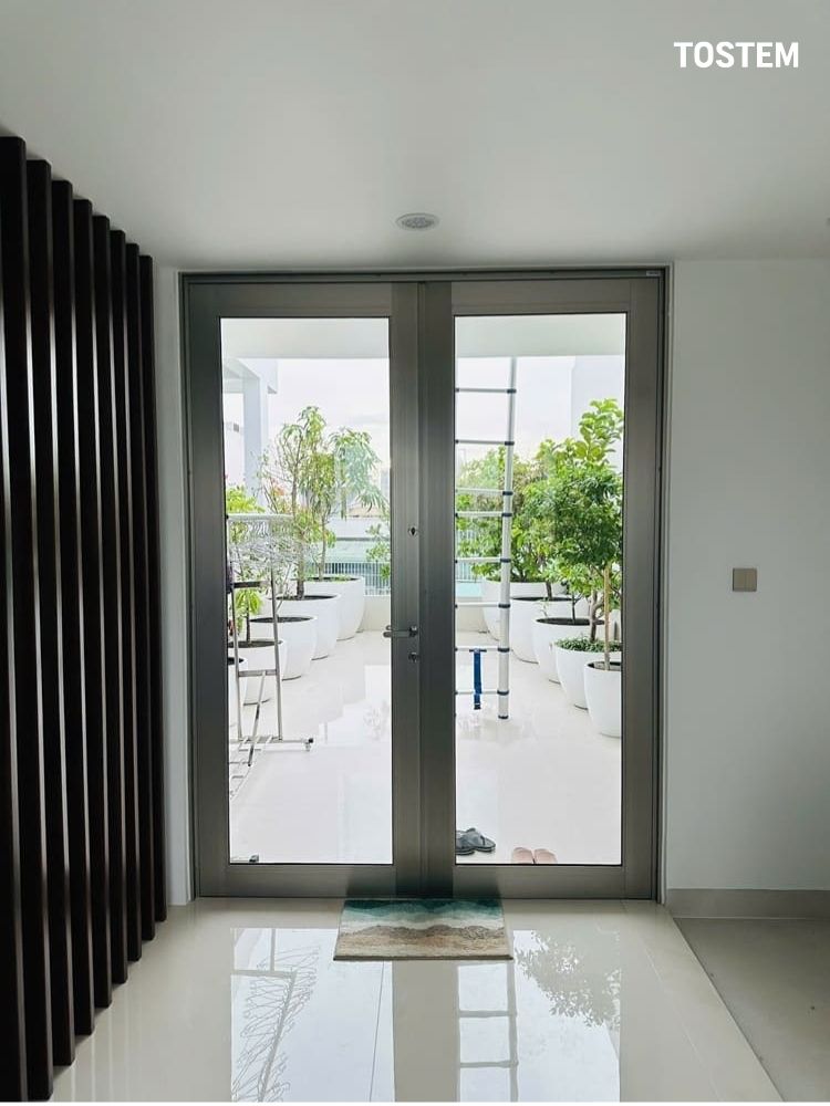 Kích thước cửa đi chính 2 cánh nhôm kính mở quay tiêu chuẩn