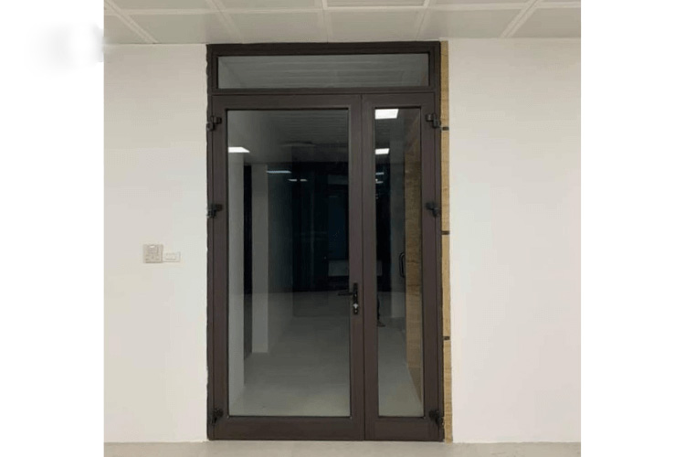 Mẫu cửa đi 2 cánh nhôm kính lệch nhau, độc đáo
