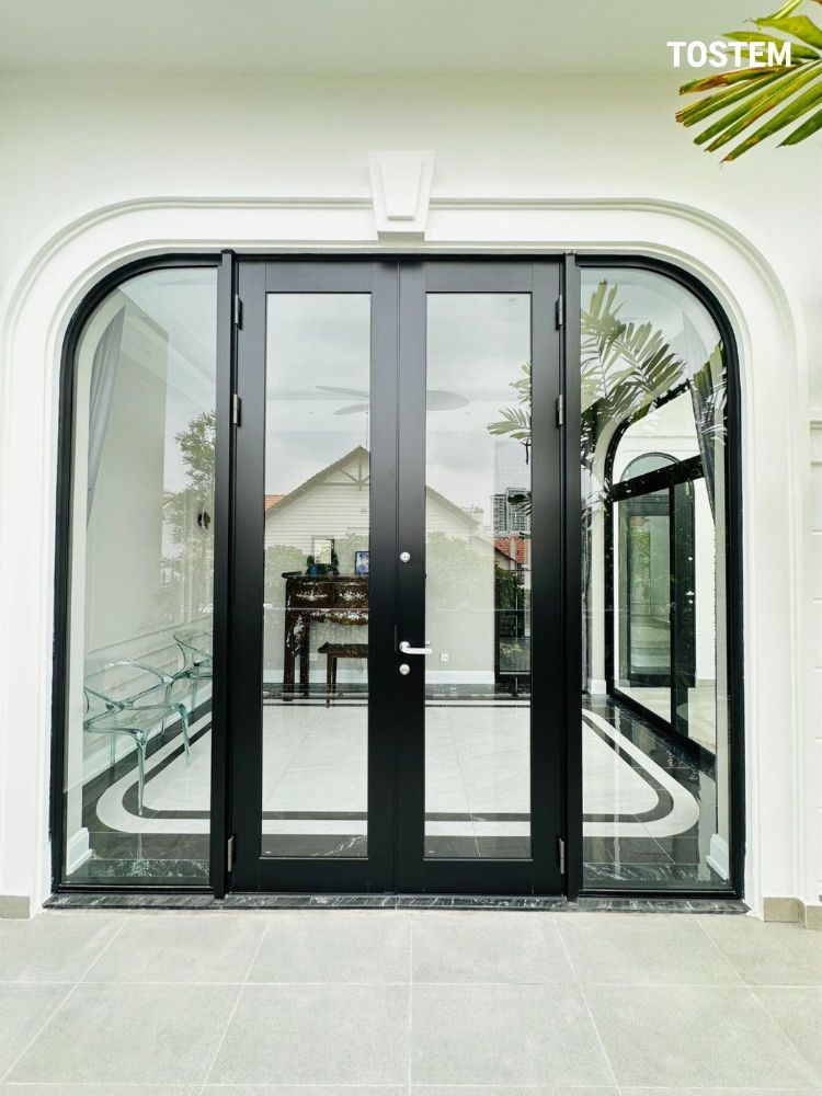 Cửa nhôm 4 cánh tạo điểm nhấn ấn tượng cho mặt tiền nhà phố