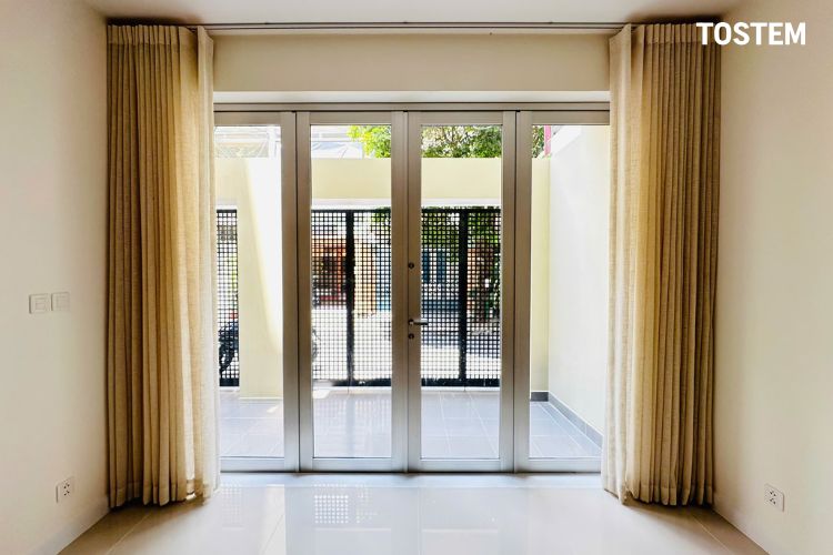 Mẫu cửa đi mở quay 4 cánh giúp mở rộng không gian phòng khách rộng rãi, tràn ngập ánh sáng