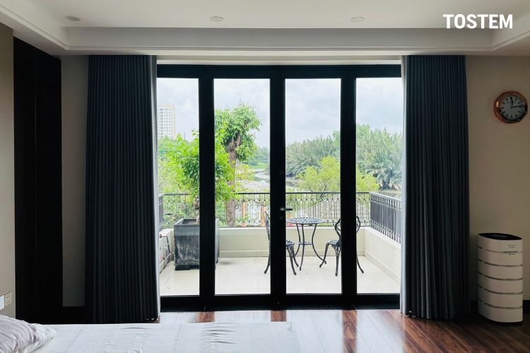 Cửa đi mở quay TOSTEM có độ bền, cách âm, cách nhiệt vượt trội