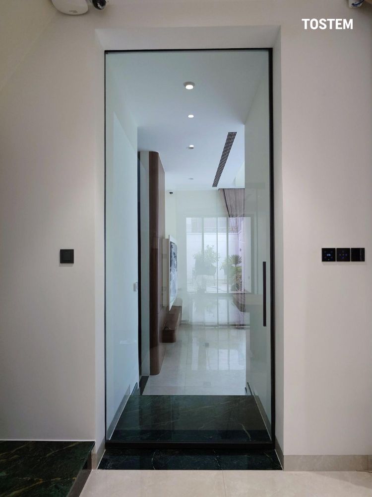 Thiết kế cửa nhôm IN16 mở quay 1 cánh với diện tích mặt kính lớn tạo không gian nội thất liền mạch, rộng thoáng