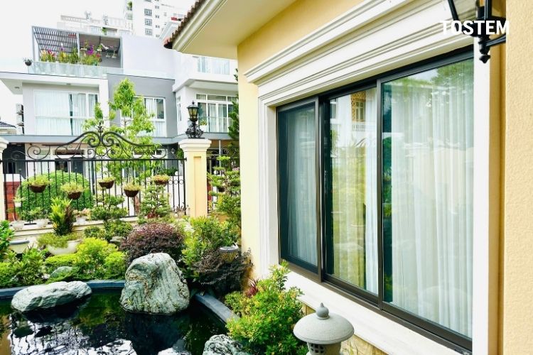 Cửa sổ nhôm 3 cánh hiện đại, mở tầm nhìn ra sân vườn của biệt thự
