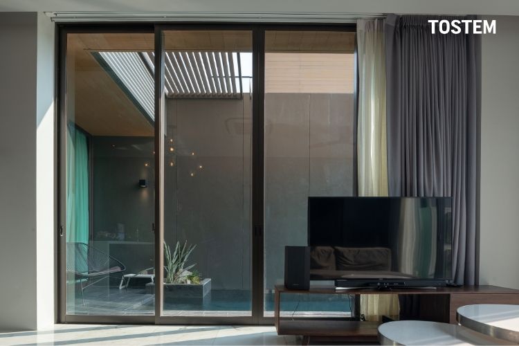 Mẫu thiết kế cửa nhôm 3 cánh cho phòng khách hiện đại