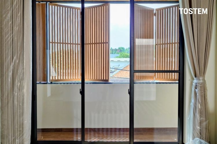 Mẫu cửa đi 3 cánh đẹp nhôm kính với màu đen tinh tế, sang trọng