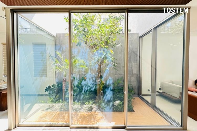 Mẫu cửa nhôm lùa 3 cánh giúp ngôi nhà luôn tràn ngập ánh sáng ấm áp