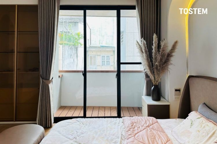 Mẫu cửa nhôm hiện đại đẹp, tạo không gian thoáng đãng và thư giãn cho phòng ngủ