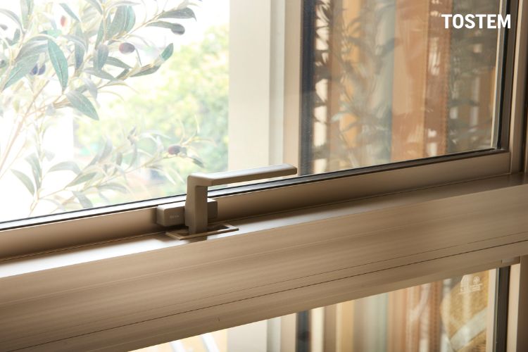 Cửa sổ nhôm sử dụng phụ kiện đồng bộ, độ kín khít cao, ngăn nước hắt và gió bão hiệu quả