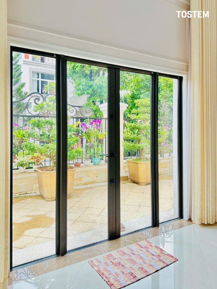 Cửa nhôm kính có giá thành cao nhưng độ bền cao, khả năng cách âm và cách nhiệt vượt trội