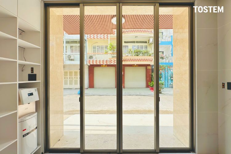 Cửa nhôm TOSTEM chịu lực tốt, độ kín khít cao và vận hành ổn định lâu dài