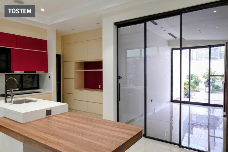 Cửa đi trượt treo IN16 giúp mở rộng không gian và đón sáng hiệu quả