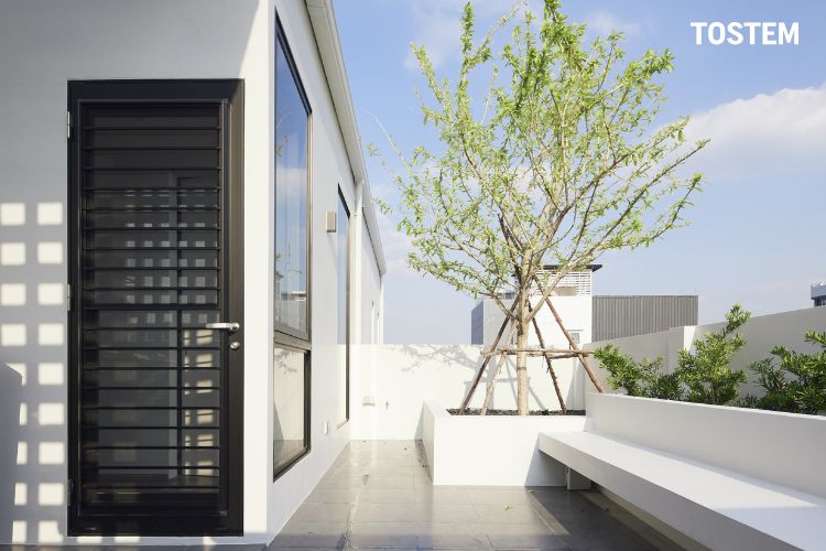 Mẫu cửa sổ mở hất kết hợp vách kính cố định WE 70 đón sáng tự nhiên cho phòng tắm