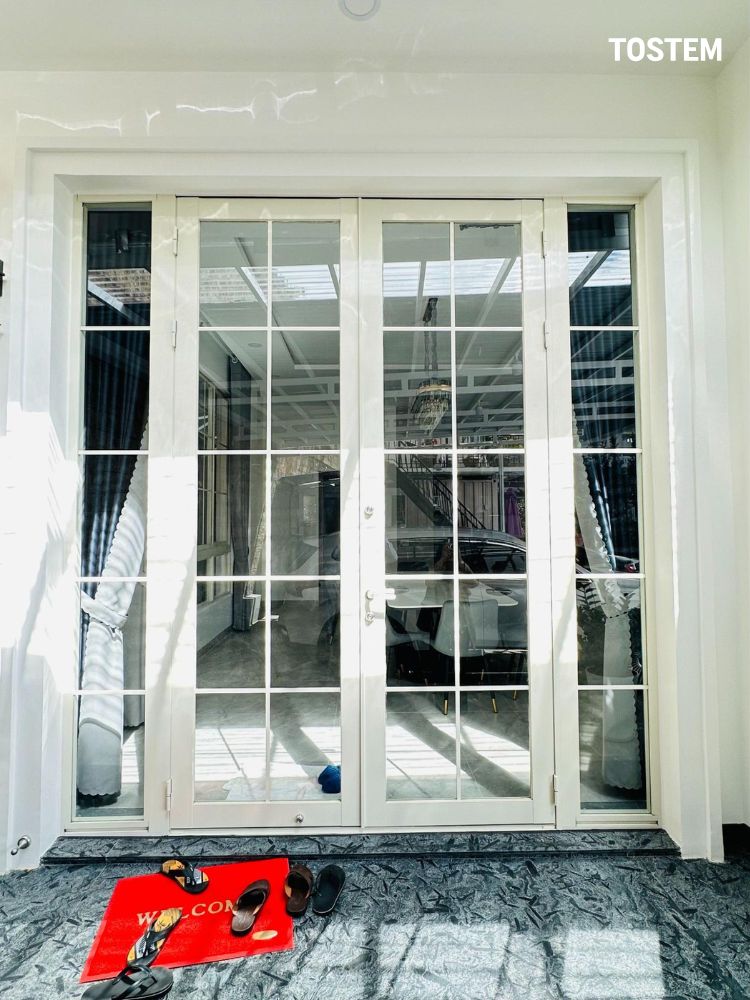 Cửa đi mở quay WE 70 màu trắng kết hợp nan nhôm trang trí, tạo điểm nhấn ấn tượng