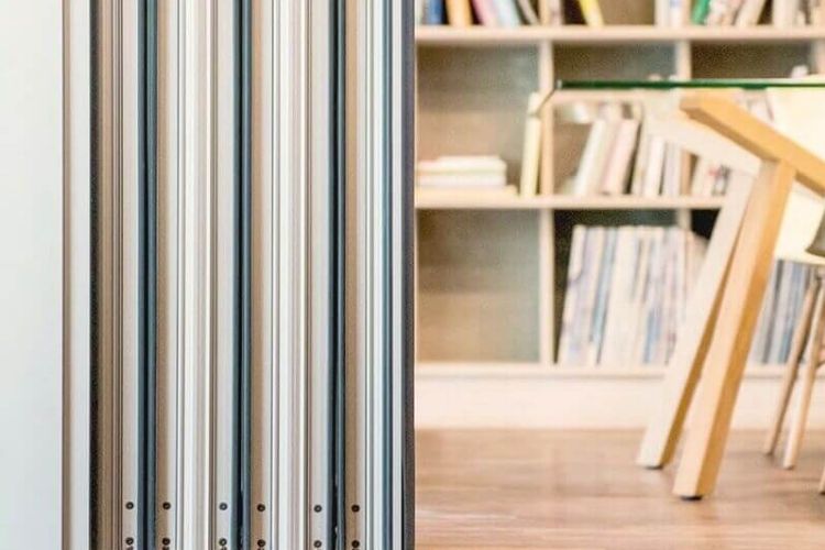 Cửa xếp trượt gấp có cơ chế đóng mở bằng cách trượt và gấp các cánh lại cùng lúc