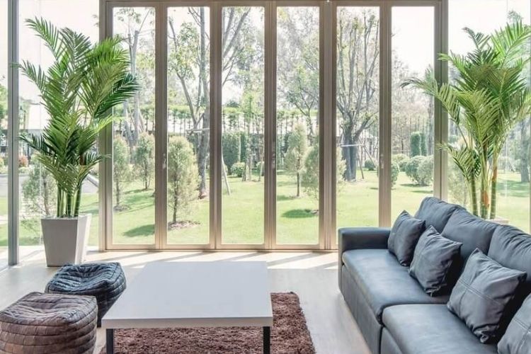 Cửa xếp trượt gấp giúp tối ưu không gian mở, mang ánh sáng vào bên trong ngôi nhà