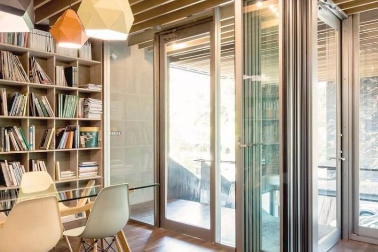Cửa xếp trượt gấp có thể được xem như là vách ngăn, giúp ngăn cách hai không gian
