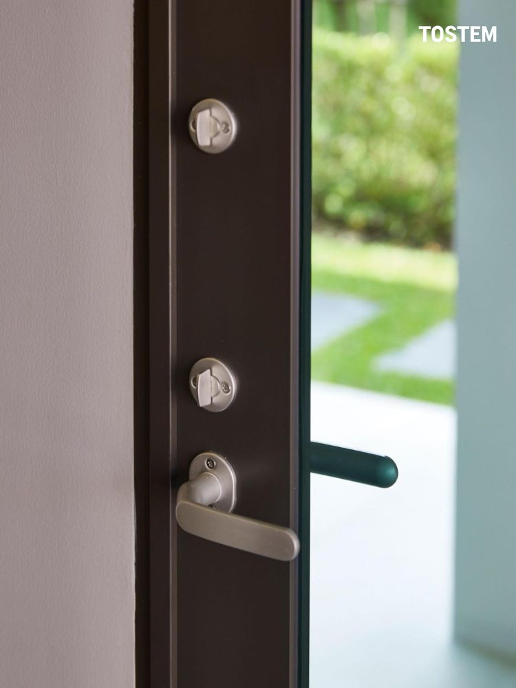 Cửa nhôm TOSTEM sử dụng hệ khóa đa điểm và hệ phụ kiện đồng bộ, đảm bảo độ kín khít và an toàn vượt trội cho ngôi nhà