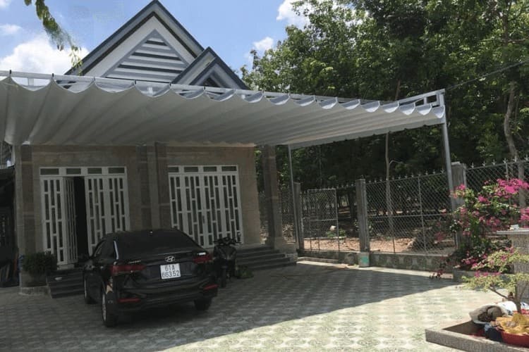 Mái che ô tô trước nhà bằng vải bạt