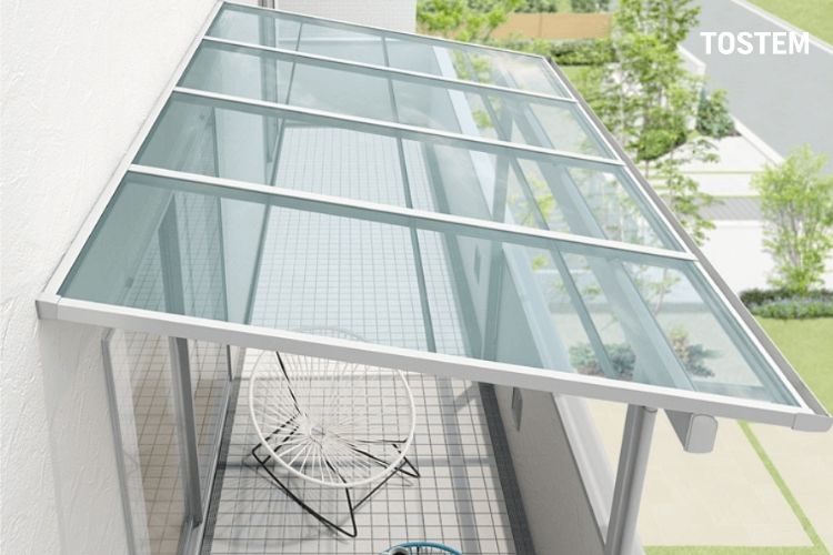Mái hiên cố định SPEENE từ TOSTEM sở hữu ưu điểm vượt trội, độ bền cao, thi công nhanh và đảm bảo sự thông thoáng không gian