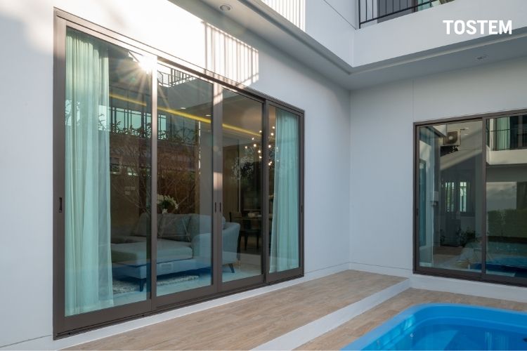 Mẫu cửa nhôm 4 cánh TOSTEM cao cấp, vận hành êm ái và bền bỉ