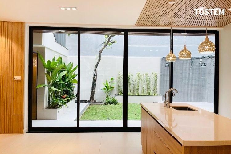 Mẫu cửa đi 4 cánh mở lùa nhôm kính màu đen sang trọng, tinh tế