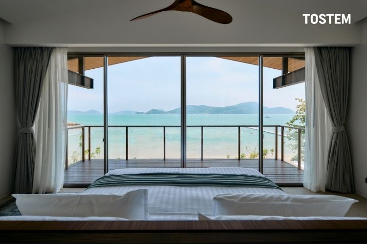 Cửa đi 4 cánh mở lùa nhôm kính mở rộng tầm nhìn đẹp mắt