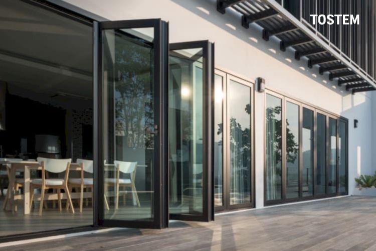 Thiết kế cửa đi mở xếp trượt TOSTEM 4 cánh cho mặt tiền căn nhà