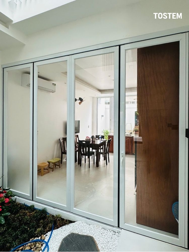 Mẫu cửa đi mở trượt 4 cánh 2 ray nhôm kính hiện đại