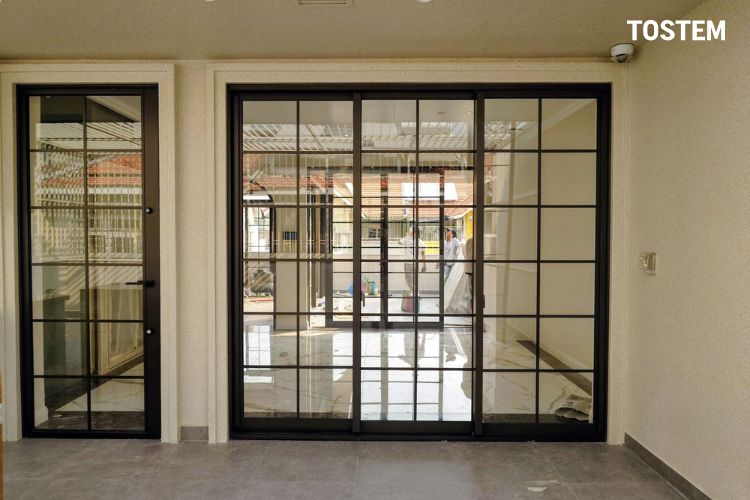 Quy trình lắp khung bao nhôm được đo đạc, cân chỉnh cẩn thận đảm bảo vuông góc, chính xác