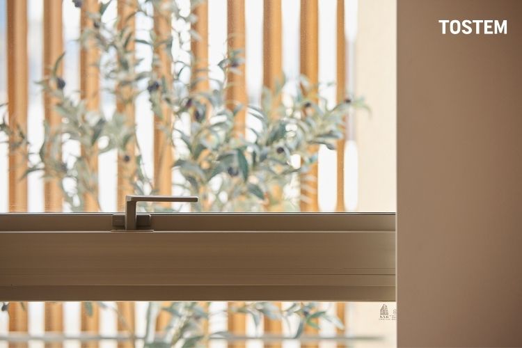 Cửa kính cường lực với hệ phụ kiện đồng bộ giúp tăng độ kín khít và khả năng cách âm