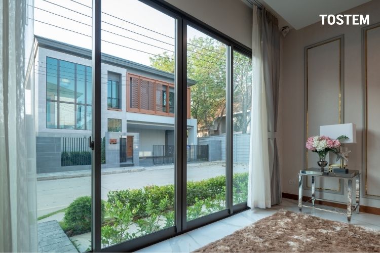 Cửa kính cường lực kết hợp với khung nhôm, phụ kiện đồng bộ giúp tăng khả năng cách âm