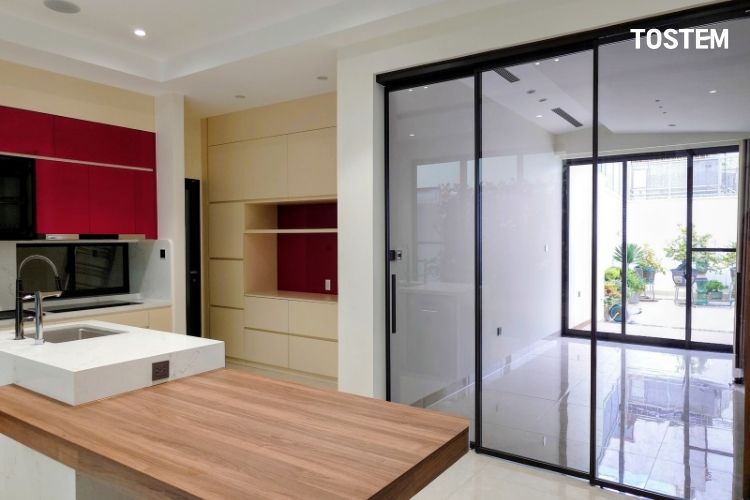 Cửa nội thất slim nhôm kính kết nối không gian phòng khách và phòng bếp tinh tế