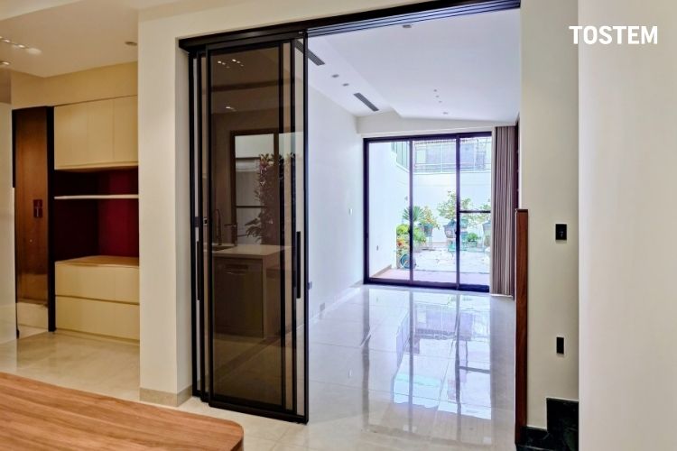 Cửa nhôm lùa slim với khả năng vận hành mượt mà, êm ái và không gây tiếng động lớn