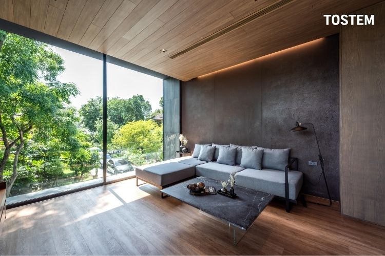 Cửa nhôm slim có diện tích kính lớn, mở ra tầm nhìn Panorama rộng rãi và thoáng mát