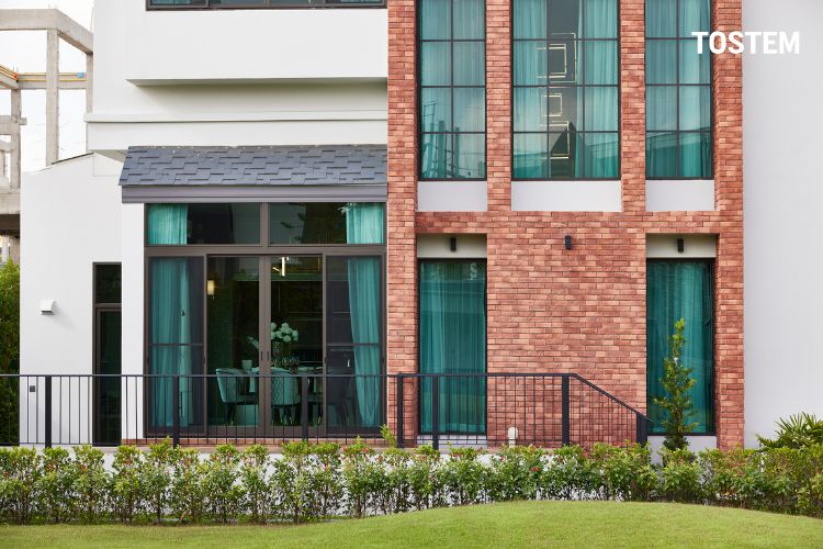 Cửa nhôm TOSTEM với công nghệ TEXGUARD kết hợp mạ anodize giúp bền màu vượt trội