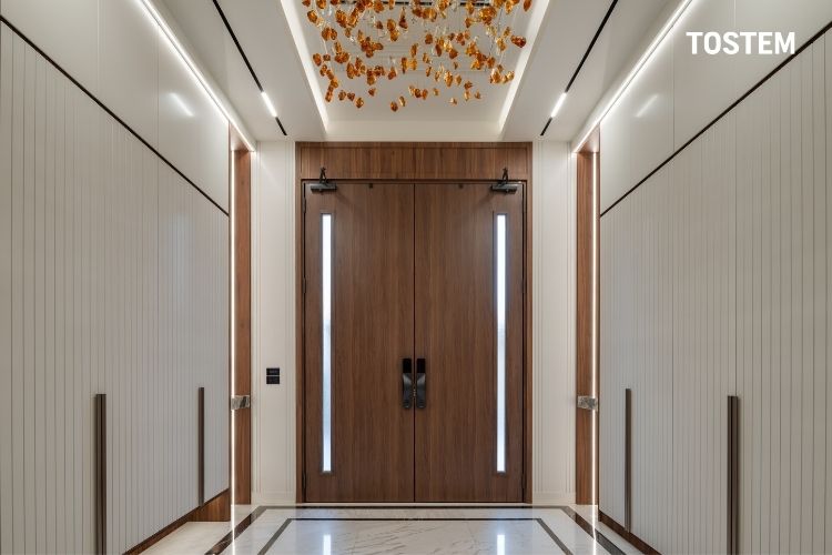 Cửa thép vân gỗ với phần pano được thiết kế đa dạng, phù hợp với nhiều phong cách kiến trúc