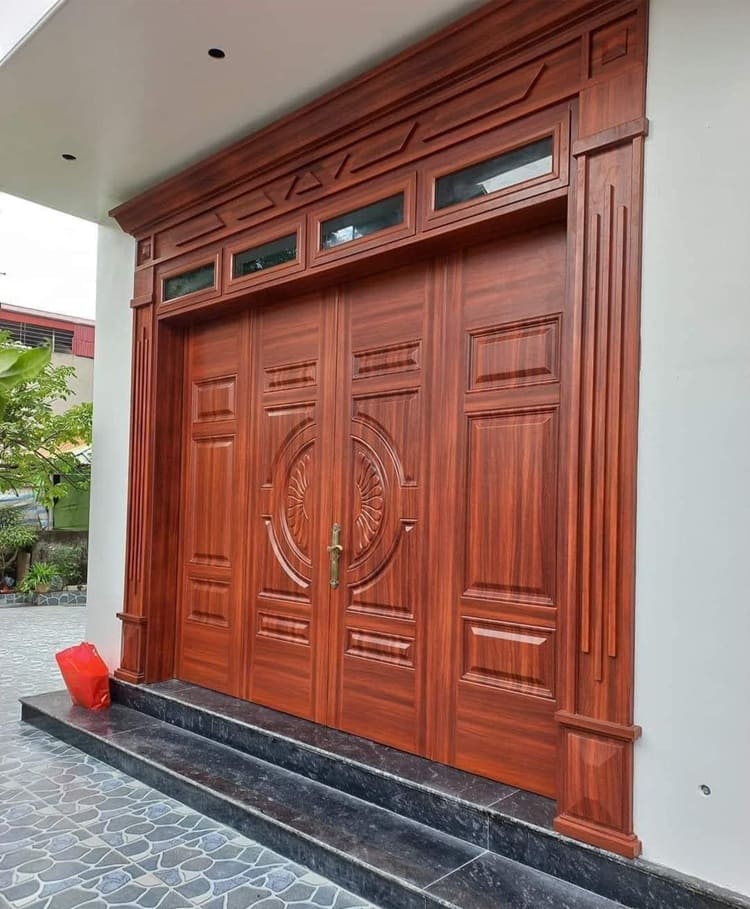 Cửa thép vân gỗ 4 cánh đều tạo nên hệ cửa rộng và cân đối