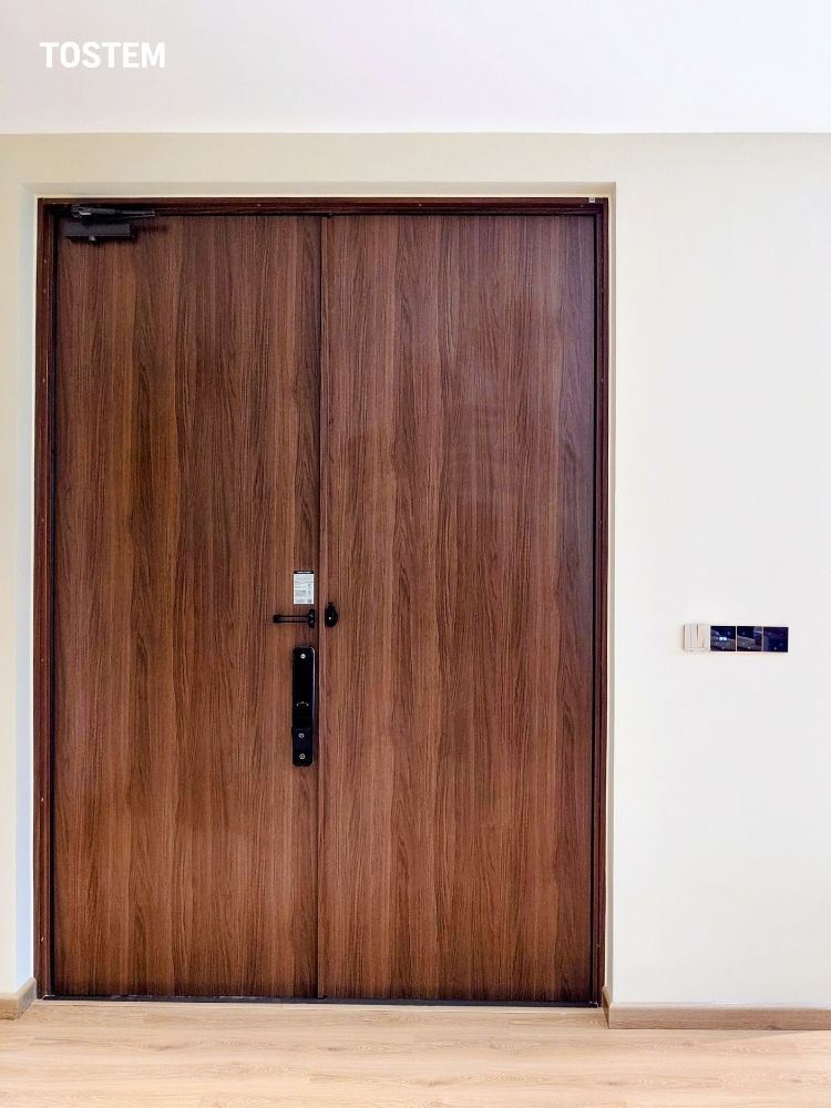 Cửa thép vân gỗ TOSTEM có khả năng vận hành êm ái lên đến 200.000 lần đóng mở