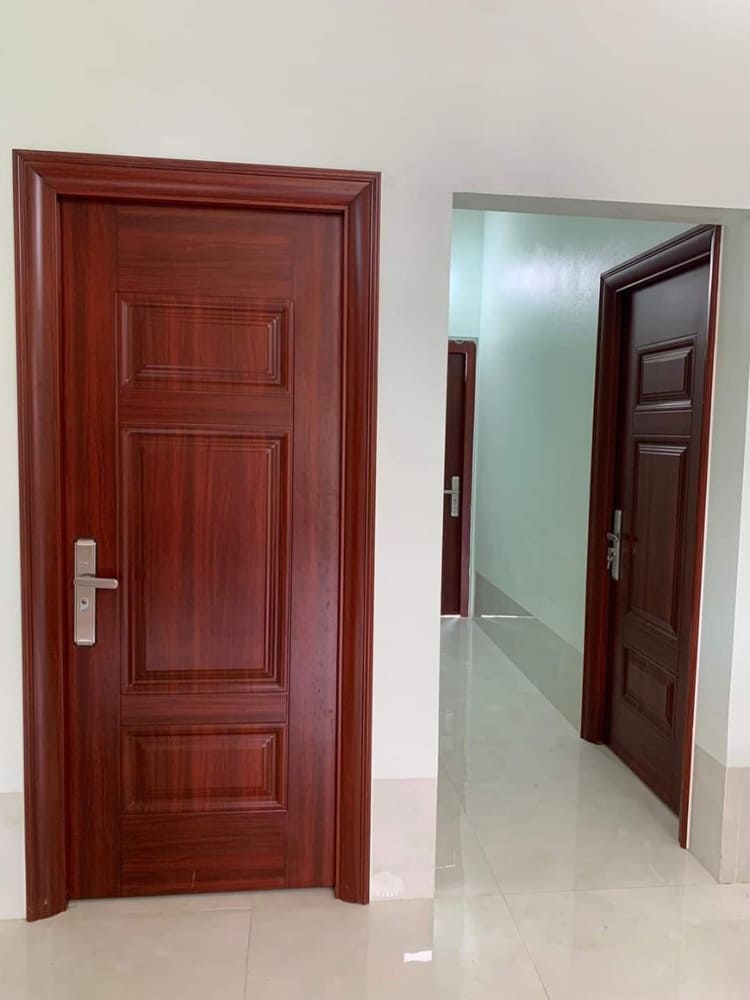 Cửa thép vân gỗ 2 cánh đều màu đỏ trầm, họa tiết độc đáo