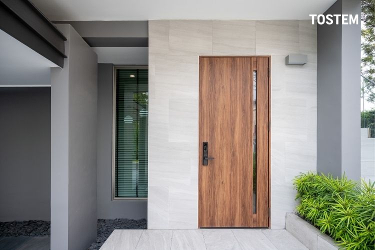 Cửa thép vân gỗ 1 cánh màu nâu tinh tế, kết hợp ô kính tăng sự thông thoáng