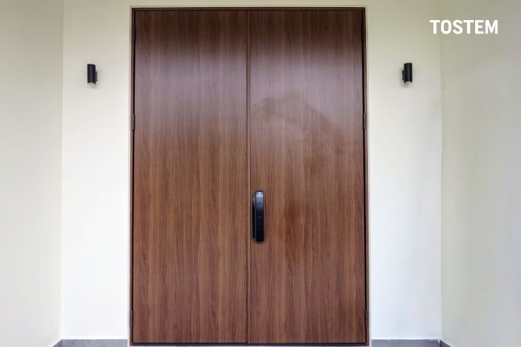 Cửa thép vân gỗ kết hợp khóa thông minh hiện đại, đảm bảo an ninh vượt trội