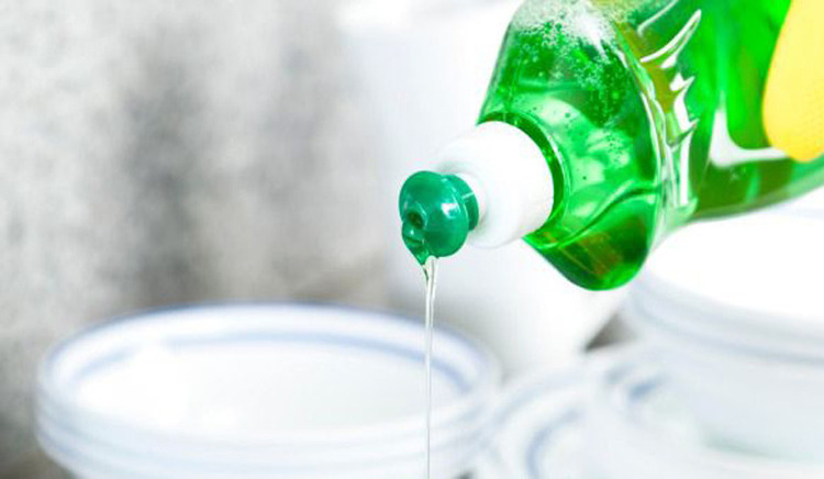 Lau cửa kính sạch một cách dễ dàng và nhanh chóng với hỗn hợp nước rửa chén pha loãng