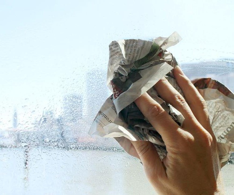 Lau cửa kính bằng giấy báo giúp loại bỏ các bụi bẩn cho kính sạch và sáng